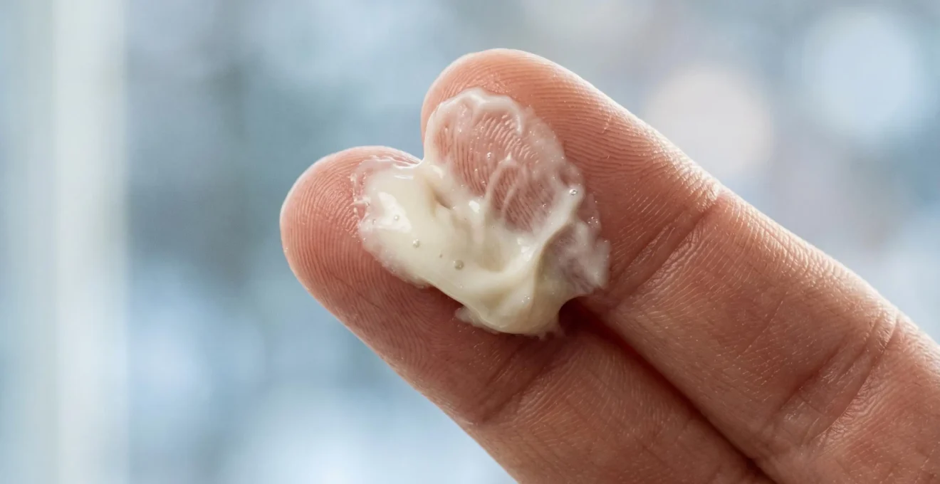 Texture crémeuse riche en céramides appliquée sur peau déshydratée en hiver