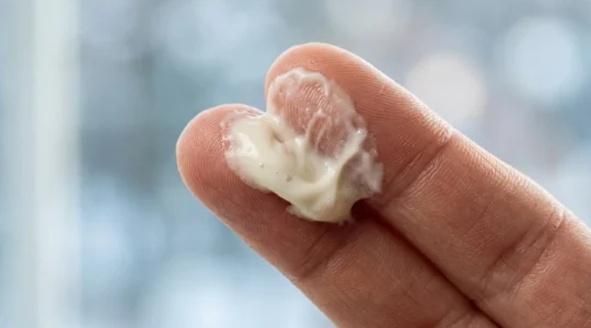 Texture crémeuse riche en céramides appliquée sur peau déshydratée en hiver
