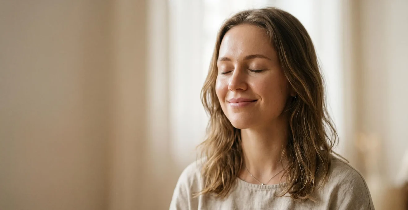 Femme en méditation avec une peau éclatante, dans une lumière naturelle apaisante évoquant la sérénité et le bien-être cutané