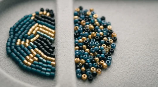 Comparaison visuelle entre perles Miyuki calibrées et perles rocailles traditionnelles pour tissage de bijoux
