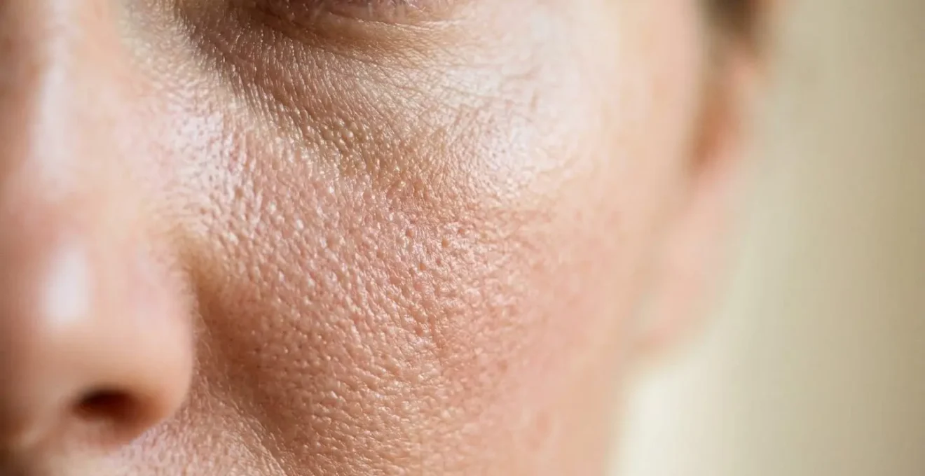 Gros plan sur la peau du visage montrant la texture et la barrière cutanée avec un éclairage doux et naturel